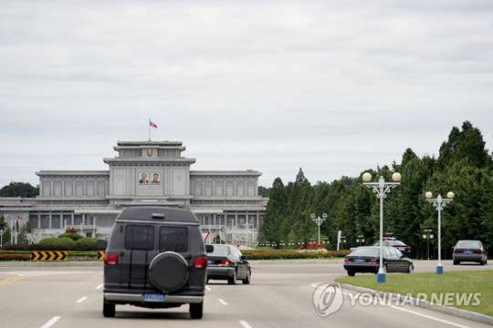 (평양 AP=연합뉴스) 북한을 방문한 마이크 폼페이오 미국 국무장관 일행을 태운 차량들이 6일 김일성·김정일 시신이 안치된 평양의 금수산태양궁전을 향해 달리고 있다.