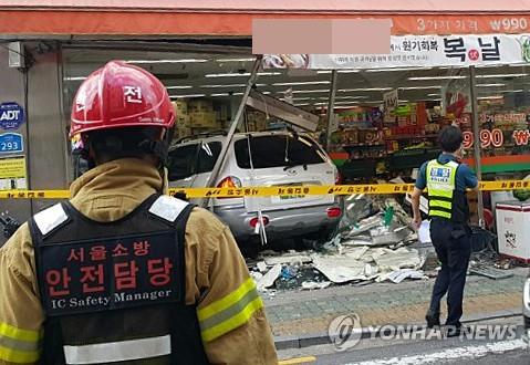 (서울=연합뉴스) 12일 오후 5시 40분께 서울 광진구 구의동 아차산역 근처 이면도로에서 김 모(72) 씨가 운전한 승용차가 주차된 차량과 보행자들을 친 뒤 마트를 들이받고 멈추는 사고가 발생해 2명이 숨졌다. 2018.7.12 [독자 윤지연씨 입수 제공]