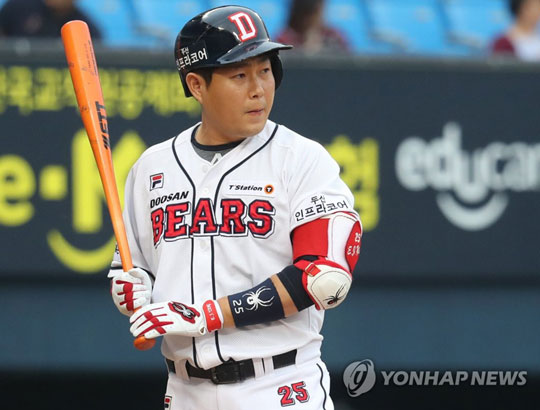 (서울=연합뉴스) 19일 오후 서울 잠실야구장에서 열린 2018 KBO 프로야구 넥센 히어로즈와 두산 베어스 경기. 1회말 2사 2루 개인 통상 1000번째 경기에 출전하는 두산 양의지가 타석으로 향하고 있다. 2018.6.19