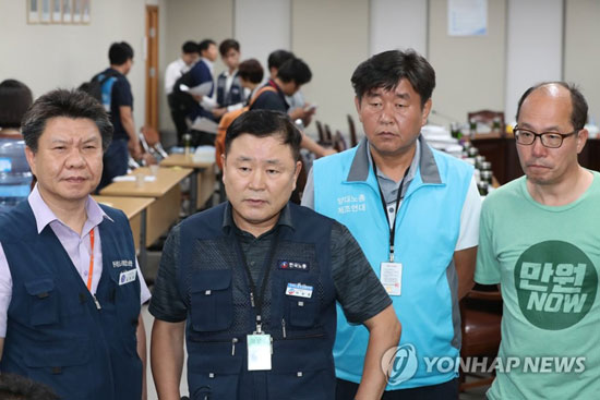 (세종=연합뉴스) 14일 오전 정부세종청사 고용노동부에서 열린 최저임금위원회 전원회의에서 내년도 최저임금이 8천350원으로 결정나자 이성경 위원(왼쪽에서 두번째)등 근로자위원들이 기자회견을 하고 있다. 2018.7.14