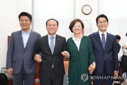 (서울=연합뉴스) 여·야 4개 교섭단체 수석부대표들이 4일 국회 자유한국당 원내수석부대표실에서 회동하며 손을 잡고 사진촬영을 하고 있다. 왼쪽부터 유의동 바른미래당, 윤재옥 자유한국당, 진선미 더불어민주당, 윤소하 평화와정의 원내수석부대표. 2018.7.4