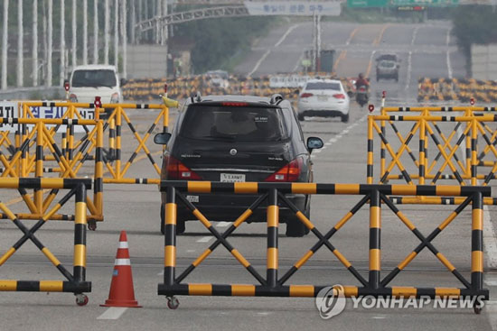 (파주=연합뉴스) 한국전쟁 당시 북한지역에서 전사한 미군 유해 송환 문제를 논의하는 북미 판문점 회담이 열리는 15일 오전 경기도 파주시 통일대교 남단에서 미군 차량이 유엔깃발을 달고 임진강을 건너고 있다. 2018.7.15