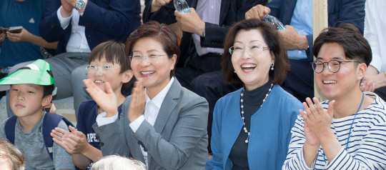지난 6월 21일 열린 은평구 구립 ‘내를 건너서 숲으로 도서관’ 개관식에 참석한 김미경(가운데) 은평구청장. 은평구청 제공