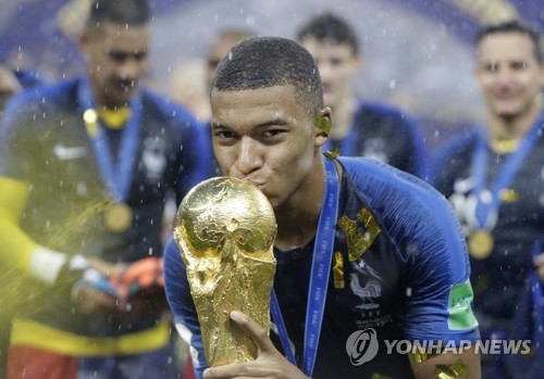 월드컵 우승 트로피에 키스하는 킬리안 음바페.(AP=연합뉴스)