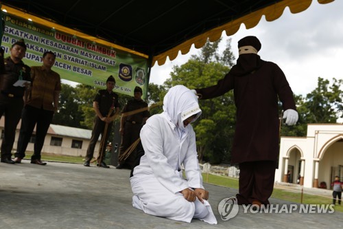 지난해 11월 인도네시아 아체주에서 진행된 공개 태형.[EPA=연합뉴스]