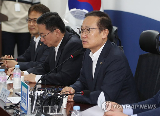 (서울=연합뉴스) 더불어민주당 홍영표 원내대표가 17일 오전 국회 의원회관에서 열린 ‘하반기 경제정책 방향 및 저소득층 지원대책’ 당정협의에서 인사말을 하고 있다.