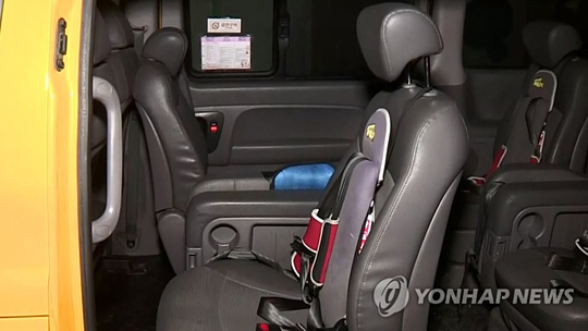 지난 17일 경기 동두천경찰서에 따르면 이날 오후 4시 50분께 경기도 동두천시의 한 어린이집 차 안에서 A(4·여)양이 숨진 채 발견됐다. 사진은 숨진 어린이가 발견된 차량. [연합뉴스TV 제공]