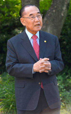학술인 명예의 전당인 대한민국학술원을 이끌고 있는 김동기 회장. 그는 “자유민주주의와 시장경제 체제가 한국의 성장동력이자 근간”이라고 말했다.  김낙중 기자 sanjoong@