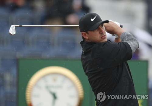 3번홀 티샷하는 브룩스 켑카[AP=연합뉴스]