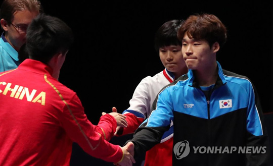 (대전=연합뉴스) 2018 코리아오픈 탁구대회 남북 단일팀 혼합복식에 출전하는 한국 장우진-북한 차효심이 21일 대전 충무체육관에서 열린 결승전에서 중국팀과 악수하고 있다. 2018.7.21