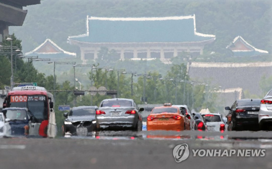 (서울=연합뉴스) 폭염이 계속되고 있는 18일 오후 서울시청 앞 도로 일대가 도심이 뿜어내는 열기로 인한 아지랑이에 휩싸여 있다. 2018.7.18
