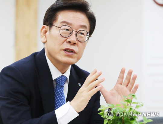 (수원=연합뉴스) 이재명 경기도지사가 5일 경기도 수원시 경기도청 집무실에서 연합뉴스와 인터뷰를 하고 있다. 2018.7.6