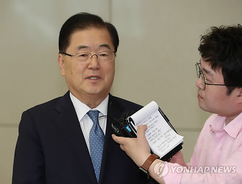 (영종도=연합뉴스) 정의용 청와대 국가안보실장이 22일 오후 미국 방문 후 인천국제공항으로 귀국, 취재진의 질문에 답변하고 있다. 정 실장은 방미 기간에 존 볼턴 미국 국가안보보좌관을 만나 한미 공조 방안에 대해 의견을 교환한 것으로 알려졌다. 2018.7.22