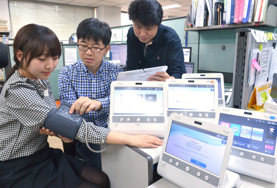 원격의료 장비 제조회사인 인성정보의 직원들이 연구·개발 중인 원격의료 기기를 테스트하고 있다. 이 회사는 제도 미비로 국내 판로가 사실상 막히자 미국 등 해외 수출에 주력하고 있다.