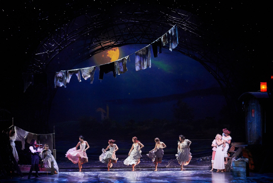 여주인공 데아와  친구들이 빨래터에서 함께 춤추는 장면. 세상의 어두운 터널을 지나는 이들이 서로를 위로하는 모습을 그리고 있다. EMK 제공