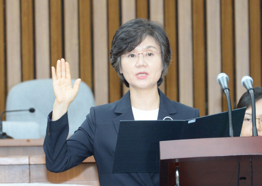 노정희 대법관 후보자가 24일 오전 국회 대법관인사청문회특위 주최로 열린 청문회에서 선서하고 있다. 김호웅 기자 diverkim@