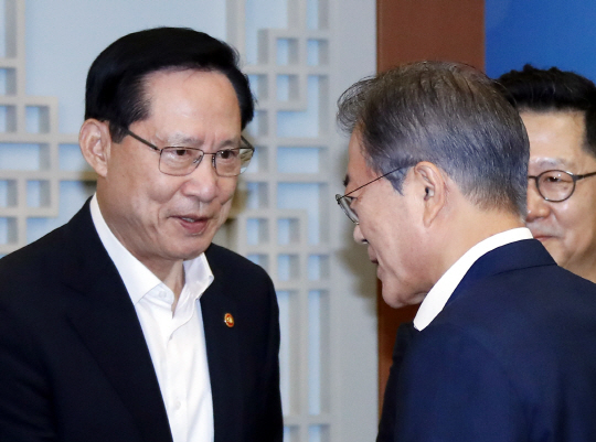 문재인 대통령이 24일 오전 청와대에서 국무회의를 주재하기에 앞서 가진 차담회에서 송영무 국방부 장관과 이야기를 나누고 있다.  연합뉴스