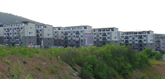 23일 경기 고양시 식사동 고봉산 자락에 신축된 빌라 30여 개 동이 길게 늘어서 있다.