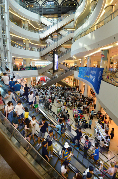 지난 22일 서울 송파구 롯데월드몰에 더위를 피해 사람들이 몰려 인산인해를 이루고 있다.