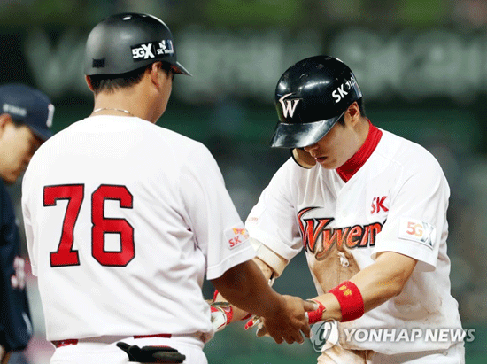 (인천=연합뉴스) 24일 인천 SK행복드림구장에서 열린 프로야구 SK 와이번스와 두산 베어스의 경기. 7회말 1사 1·3루 상황에서 SK 노수광이 1타점 역전 적시타를 치고 주루코치의 축하를 받고 있다.