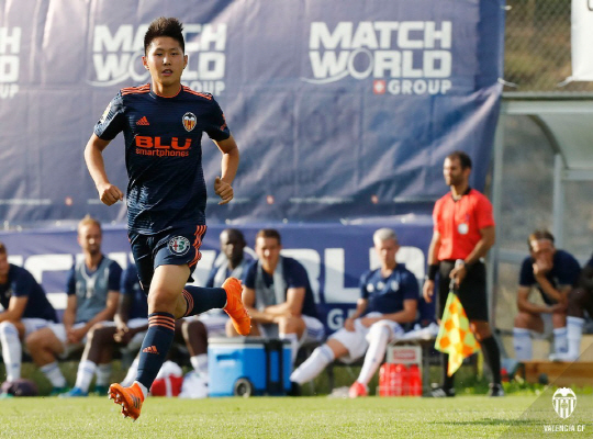 발렌시아의 이강인이 25일 오전(한국시간) 스위스 크리스트 르와 스타디움에서 열린 로잔 스포르와의 친선경기에서 교체 출전하며 1군 경기에 성공적으로 데뷔했다.  발렌시아 홈페이지