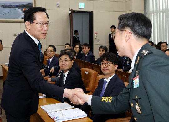 송영무(왼쪽) 국방부 장관이 24일 국회 국방위원회 전체회의에 출석해 이석구 국군기무사령관과 악수하고 있다. 뉴시스