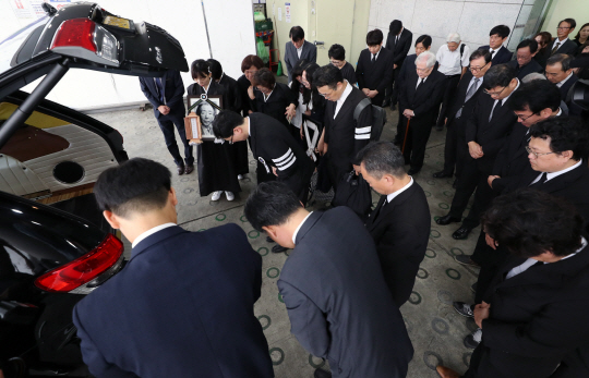 25일 오전 서울 종로구 서울대병원 장례식장에서 최인훈 작가의 발인식이 엄수되고 있다.  연합뉴스