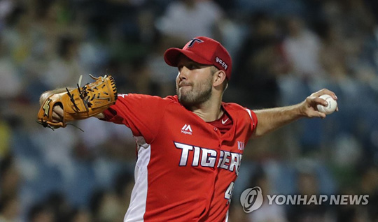 (대전=연합뉴스) 25일 오후 대전 한화생명 이글스파크에서 열린 프로야구 기아와 한화 경기. 6회말 기아 투수 팻딘이 역투하고 있다.