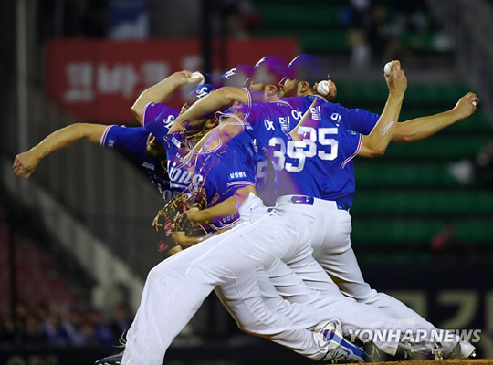 (서울=연합뉴스) 27일 오후 서울 잠실야구장에서 열린 2018 KBO 프로야구 삼성 라이온즈와 LG 트윈스 경기. 5회말 삼성 선발 아델만이 역투하고 있다.