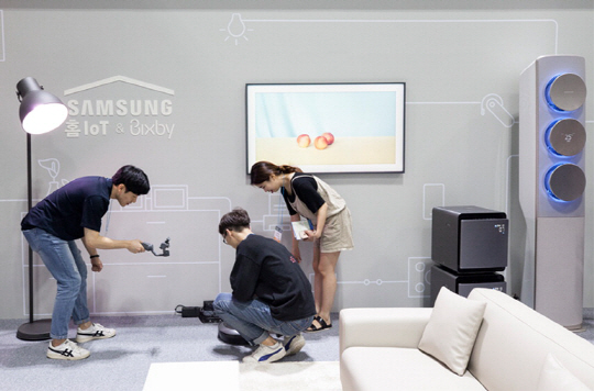 지난 7월 5일부터 7일까지 광주 김대중컨벤션센터에서 열린 ‘2018 광주 국제 사물인터넷(IoT)·가전·로봇 박람회’에서 관람객들이 ‘삼성 홈 IoT’를 체험하고 있다.  삼성전자 제공