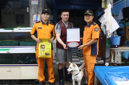 표창받는 견공과 주인 [광주 북부소방서 제공]