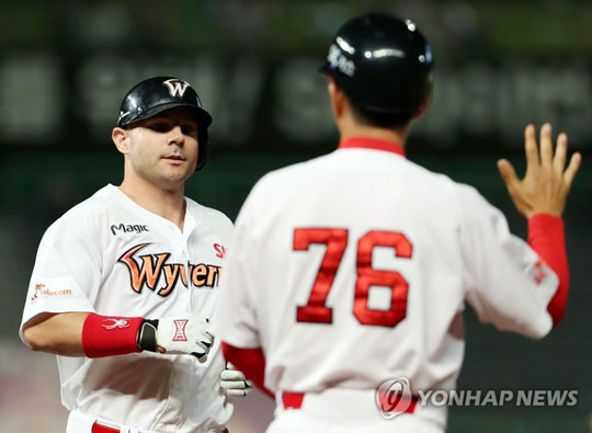 SK 와이번스 제이미 로맥(왼쪽). [연합뉴스 자료사진]