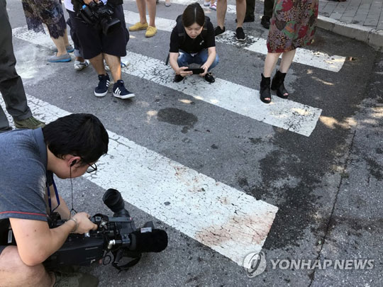 (베이징=연합뉴스) 26일 오후 1시(현지시간)께 중국 베이징 차오양 구 주중 미국대사관 앞에서 폭발 사고가 발생한 가운데 사고 현장에 용의자의 혈흔으로 추정되는 흔적이 남아 있다.