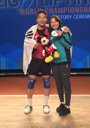 원정식과 아내 윤진희가 지난해 12월 미국 캘리포니아주 애너하임에서 열린 세계역도선수권대회 남자 69㎏급 시상식 직후 함께 2관왕의 기쁨을 누리고 있다.  대한역도연맹 제공