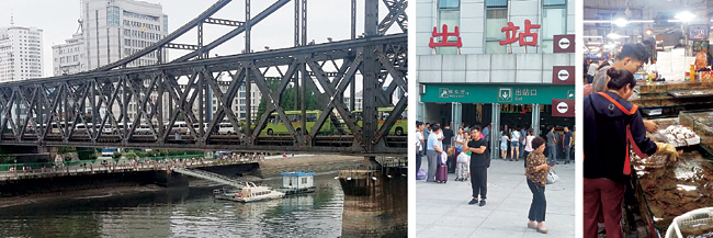 26일 중국 단둥시 중조우의교(조·중 친선다리)에서 북한으로 입국하는 중국인 관광객을 태운 버스들이 줄지어 통관을 기다리고 있다.(왼쪽 사진) 이날 단둥역 광장에서는 북한 보따리 무역상들이 분주하게 오가는 모습이 목격됐으며 단둥시 위안바오취(元寶區) 충젠중제(崇建中街)의 수산시장에서는 중국인들이 밀수된 북한산 꽃게를 구입하고 있었다.