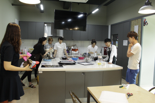 대구청소년창의센터‘꿈&CUM’ 프로그램에 참여한 청소년들이 제빵강습을 받고 있다.   대구시 제공