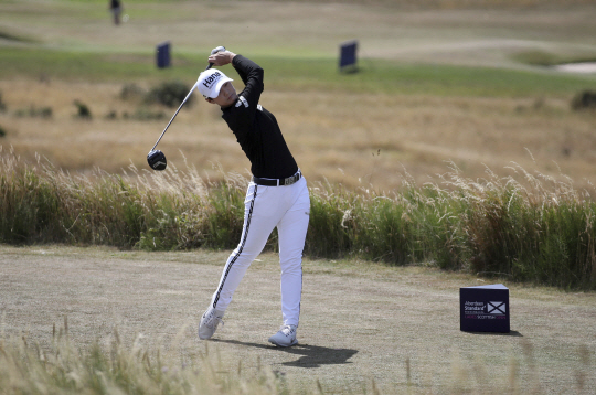 박성현이 27일 오전(한국시간) 영국 스코틀랜드 이스트 로디언의 걸레인 골프클럽에서 열린 LPGA투어 애버딘 스탠더드인베스트먼트 레이디스 스코티시오픈 1라운드 5번홀에서 티샷하고 있다. AP 연합뉴스