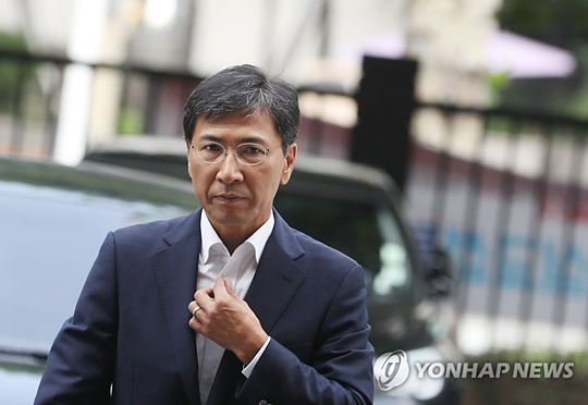 (서울=연합뉴스) 비서에 대한 성폭력 혐의로 기소된 안희정 전 충남지사가 27일 1심 결심공판이 열리는 서울 서부지법으로 들어가고 있다.