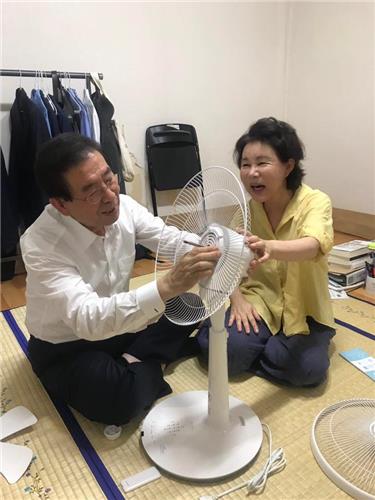 선풍기를 조립하는 박원순 시장과 부인 강난희 여사 [출처 : 박원순 시장 페이스북]
