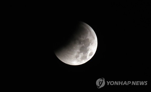 (대전=연합뉴스) 28일 월식이 진행되고 있다. 대전 서구에서 촬영. 2018.7.28