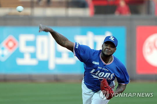 (수원=연합뉴스) 10일 오후 경기도 수원시 장안구 kt위즈파크에서 열린 ‘2018 신한은행 마이카 KBO리그’ 삼성 라이온즈와 kt 위즈의 경기. 1회말 삼성 선발투수 보니야가 공을 던지고 있다.