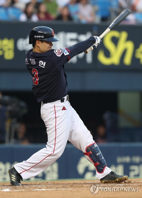 (서울=연합뉴스) 19일 서울 잠실야구장에서 열린 프로야구 두산과 롯데의 경기.4회초 2사 1루 상황에서 롯데 민병헌이 안타를 치고 있다.