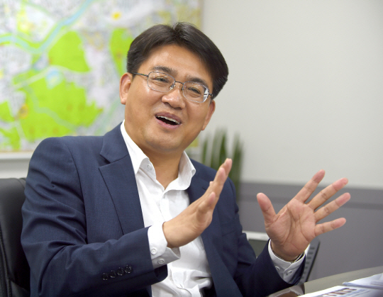 오승록 노원구청장이 27일 자신의 집무실에서 민선 7기 구정 운영 방향을 설명하고 있다.  노원구청 제공