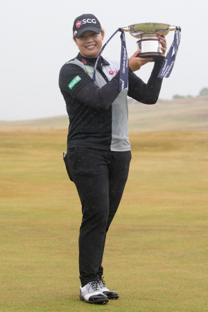 태국의 에리야 쭈타누깐이 30일 오전(한국시간) 영국 스코틀랜드 이스트 로디언의 걸레인 골프클럽에서 LPGA투어 애버딘 스탠더드 인베스트먼트 레이디스 스코티시 오픈 우승컵과 함께 포즈를 취하고 있다.  PENTAPRESS 연합뉴스