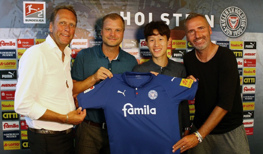 이재성(오른쪽 두 번째)이 지난 28일(한국시간) 독일 슐레스비히홀슈타인주 킬에서 열린 홀슈타인 킬 입단식에서 구단 관계자들과 함께 포즈를 취하고 있다.  홀슈타인 킬 홈페이지