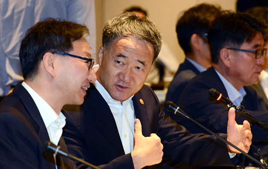 박능후(왼쪽 두 번째) 보건복지부 장관이 30일 오전 서울 중구 태평로 더플라자호텔에서 열린 국민연금 기금운용위원회에 참석해 김성주(왼쪽) 국민연금공단 이사장과 얘기하고 있다.   신창섭 기자 bluesky@