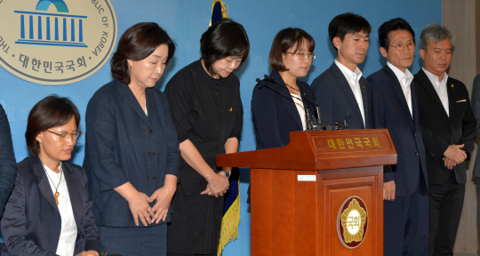 이정미(왼쪽 세 번째) 대표와 심상정(왼쪽 두 번째) 의원 등 정의당 지도부가 30일 오전 국회 정론관에서 기자회견을 열고 많은 국민이 노회찬 원내대표를 애도한 것에 대해 감사 인사를 하고 있다.