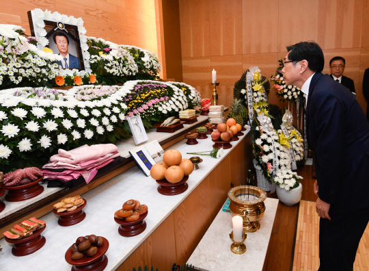 박상기(오른쪽) 법무부 장관이 29일 부산 부산진구 시민장례식장에 마련된 고 박종철 열사의 아버지 박정기 씨 빈소를 찾아 향을 피운 뒤 영정을 바라보고 있다.  연합뉴스