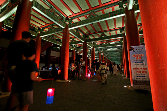 지난 28일 경북 경주시에서 열린 ‘경북 경주문화재야행, 가슴 뛰는 서라벌의 밤’ 행사 참가자들이 청사초롱을 들고 월정교를 걷고 있다. 월정교는 760년 통일신라시대(경덕왕 19년)에 축조된 목조 다리로 올초 복원돼 일반인에게 개방됐다.  경주시 제공