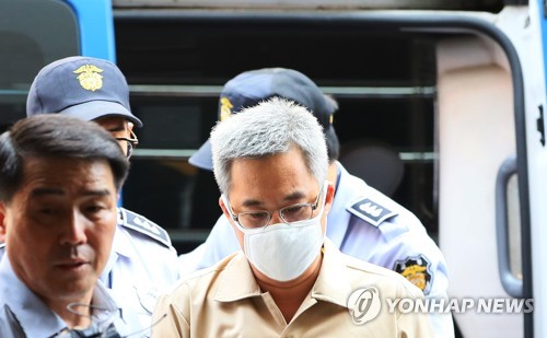 (서울=연합뉴스)  네이버 댓글 여론조작 혐의를 받는 ‘드루킹’ 김동원 씨가 18일 서울 서초동에 마련된 ‘드루킹의 인터넷상 불법 댓글 조작 사건과 관련된 진상규명을 위한 특별검사’ 사무실에 출석하고 있다. 2018.7.18